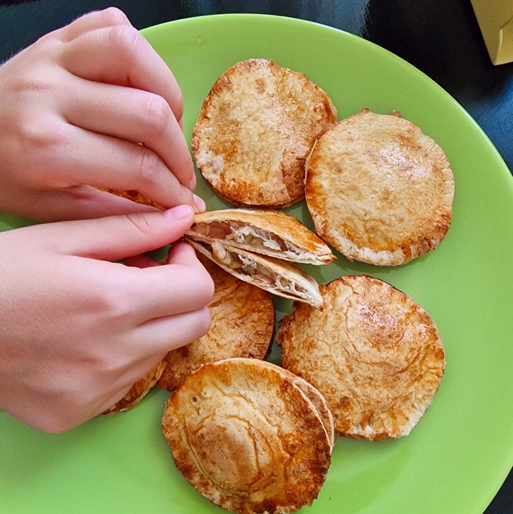 kerek kis almás piték tortilla lapból