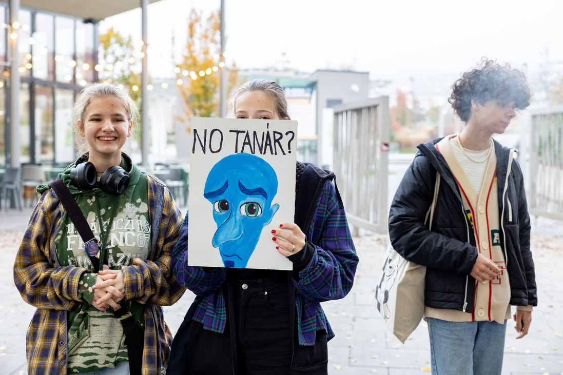 tanárok demonstráció diákok pedagógussztrájk élőlánc