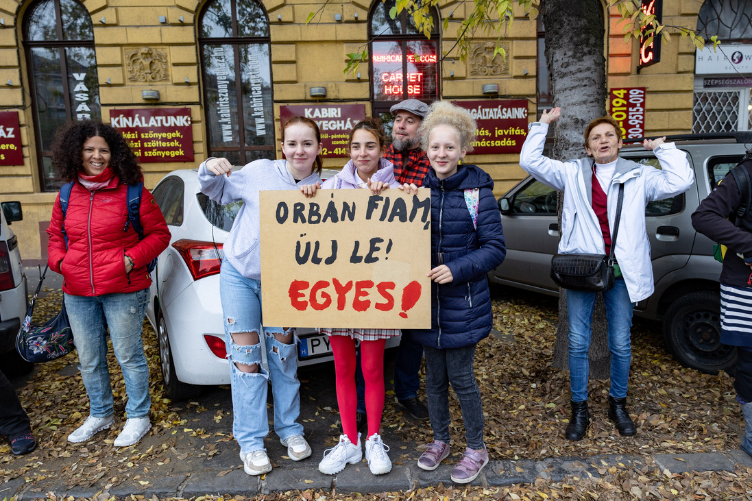 tanárok demonstráció diákok pedagógussztrájk élőlánc