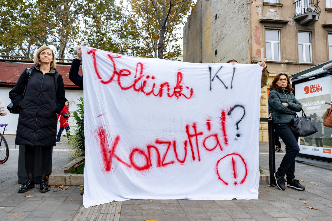 tanárok demonstráció diákok pedagógussztrájk élőlánc