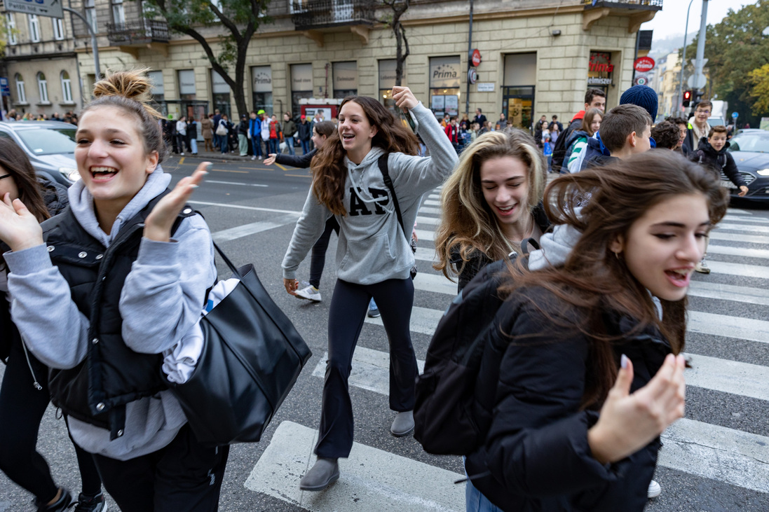 tanárok demonstráció diákok pedagógussztrájk élőlánc