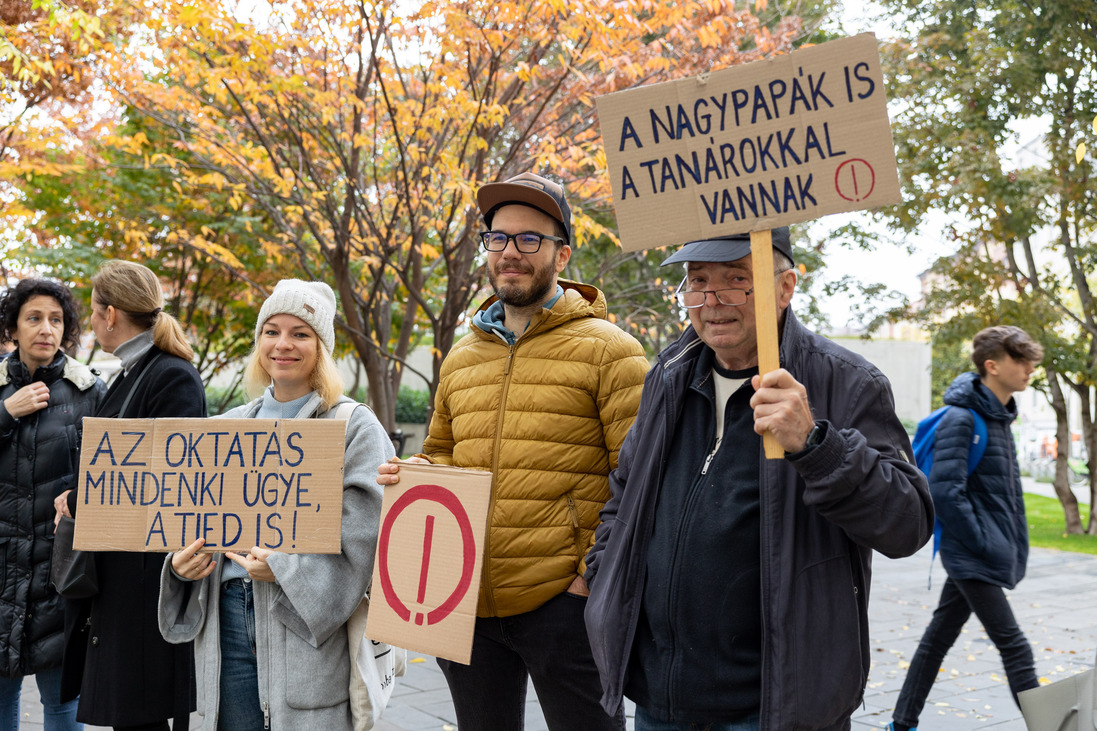 tanárok demonstráció diákok pedagógussztrájk élőlánc