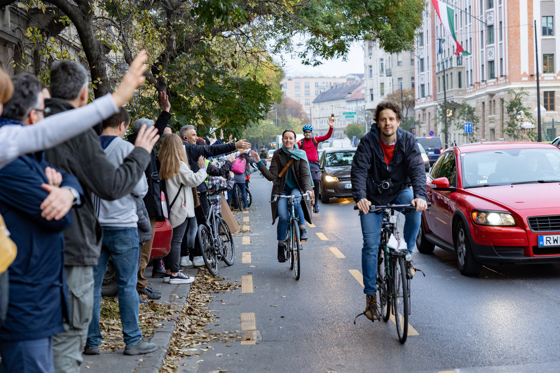 tanárok demonstráció diákok pedagógussztrájk élőlánc