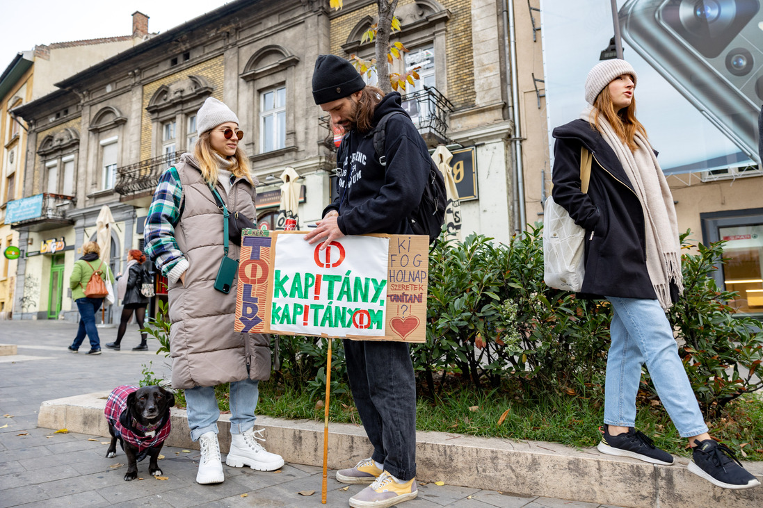 tanárok demonstráció diákok pedagógussztrájk élőlánc