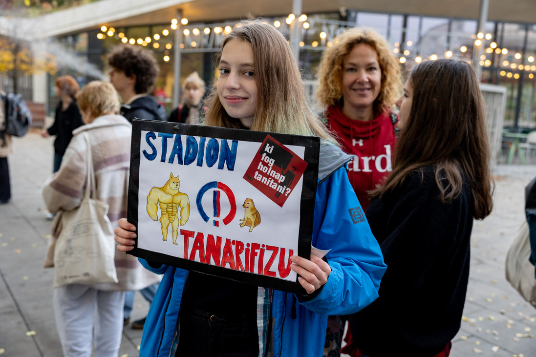 tanárok demonstráció diákok pedagógussztrájk élőlánc