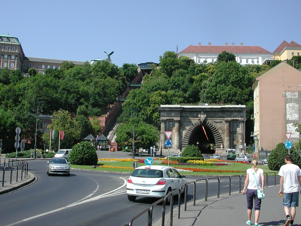 kultúra turista Budapest séta építészet főváros dzsungel virág belváros Hajdu László alagút füvészkert kincs Napóleon Vár zsinagóga