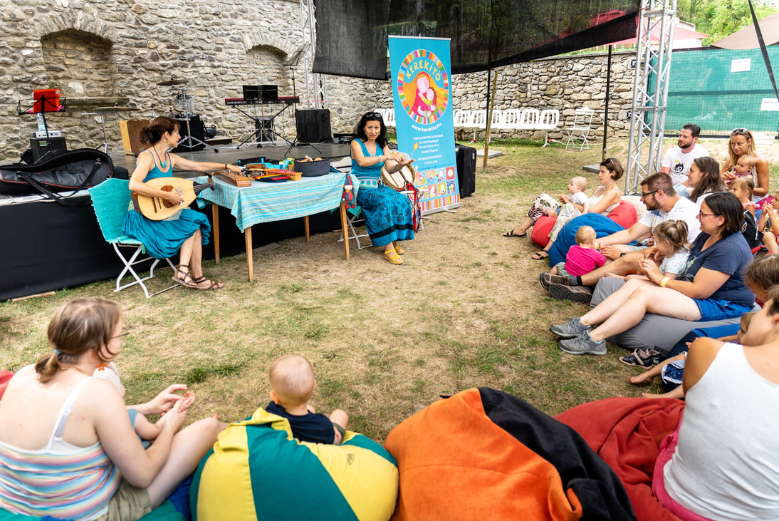 programajánló művészetek völgye Kimenő Radival