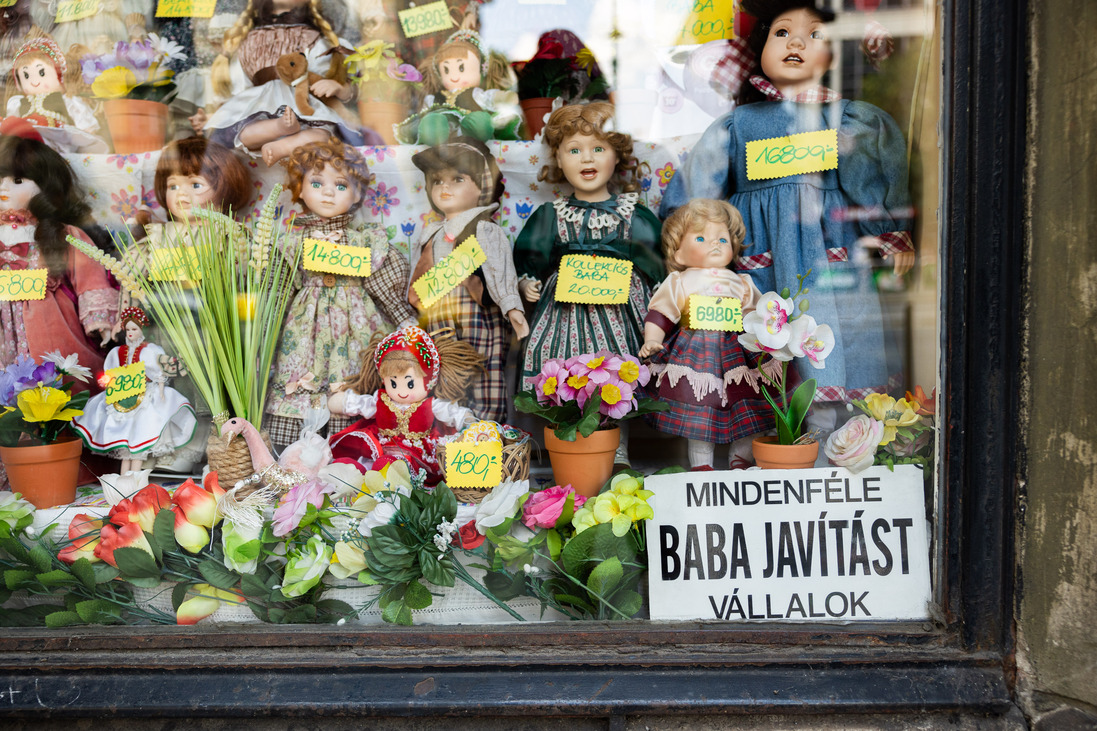 Budapest játékok régi mesterségek babajavító porcelánbaba szalmás mackó